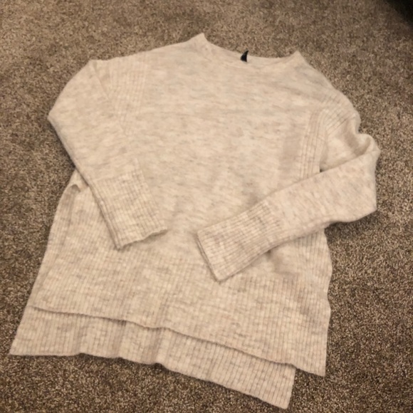 H&M Sweaters - 🌸 Cream Slit Sweater